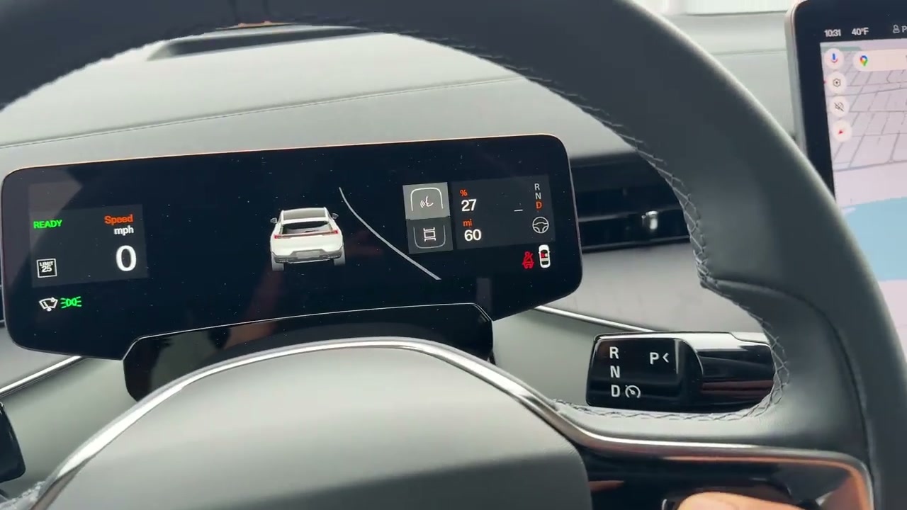 14.5-inch vertical screen and center console layout - Explaining unlabeled steering wheel buttons and UI issues